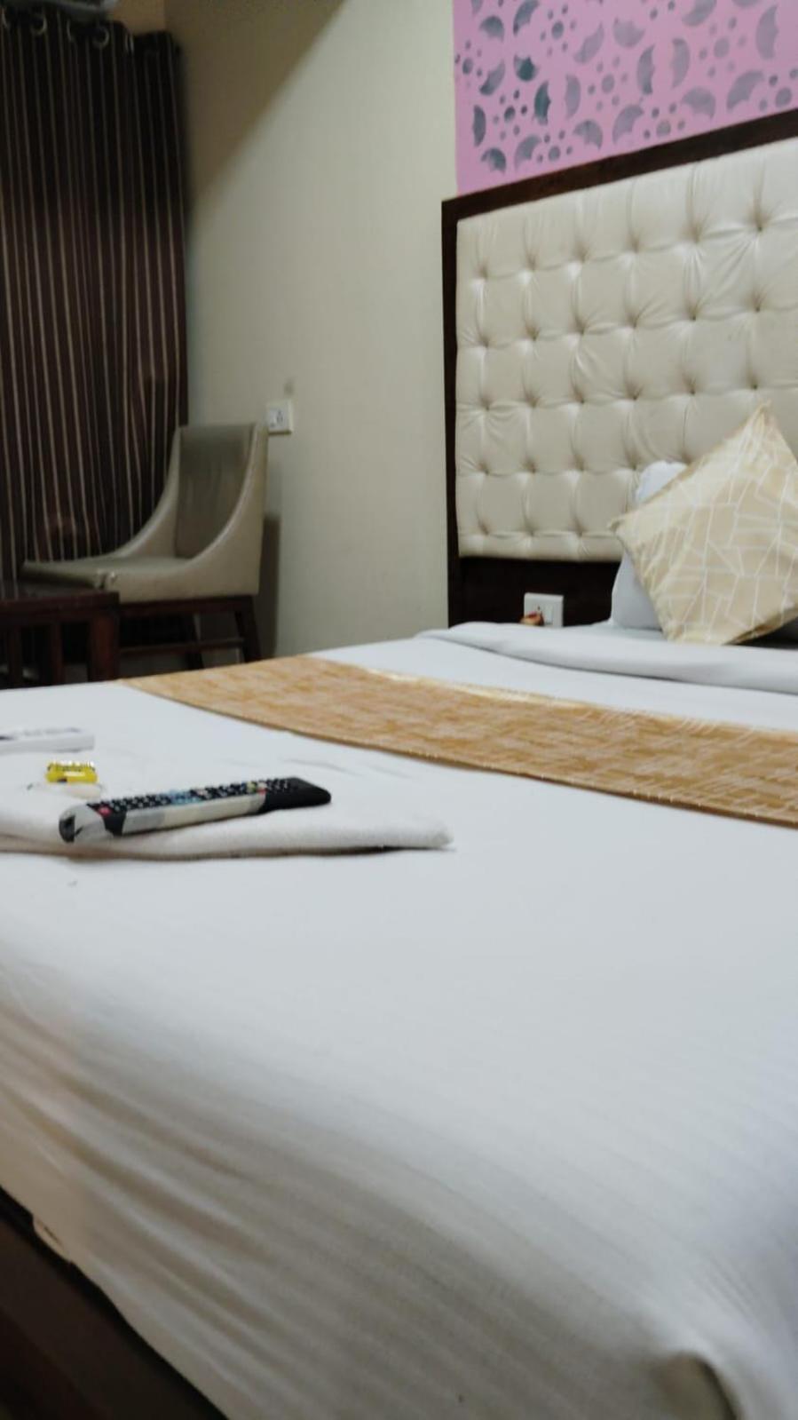 Hotel Crystal Park Near Nesco Exhibition Center ムンバイ エクステリア 写真