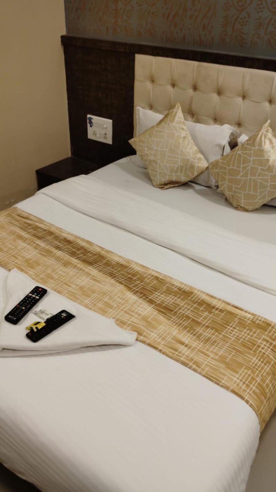 Hotel Crystal Park Near Nesco Exhibition Center ムンバイ エクステリア 写真