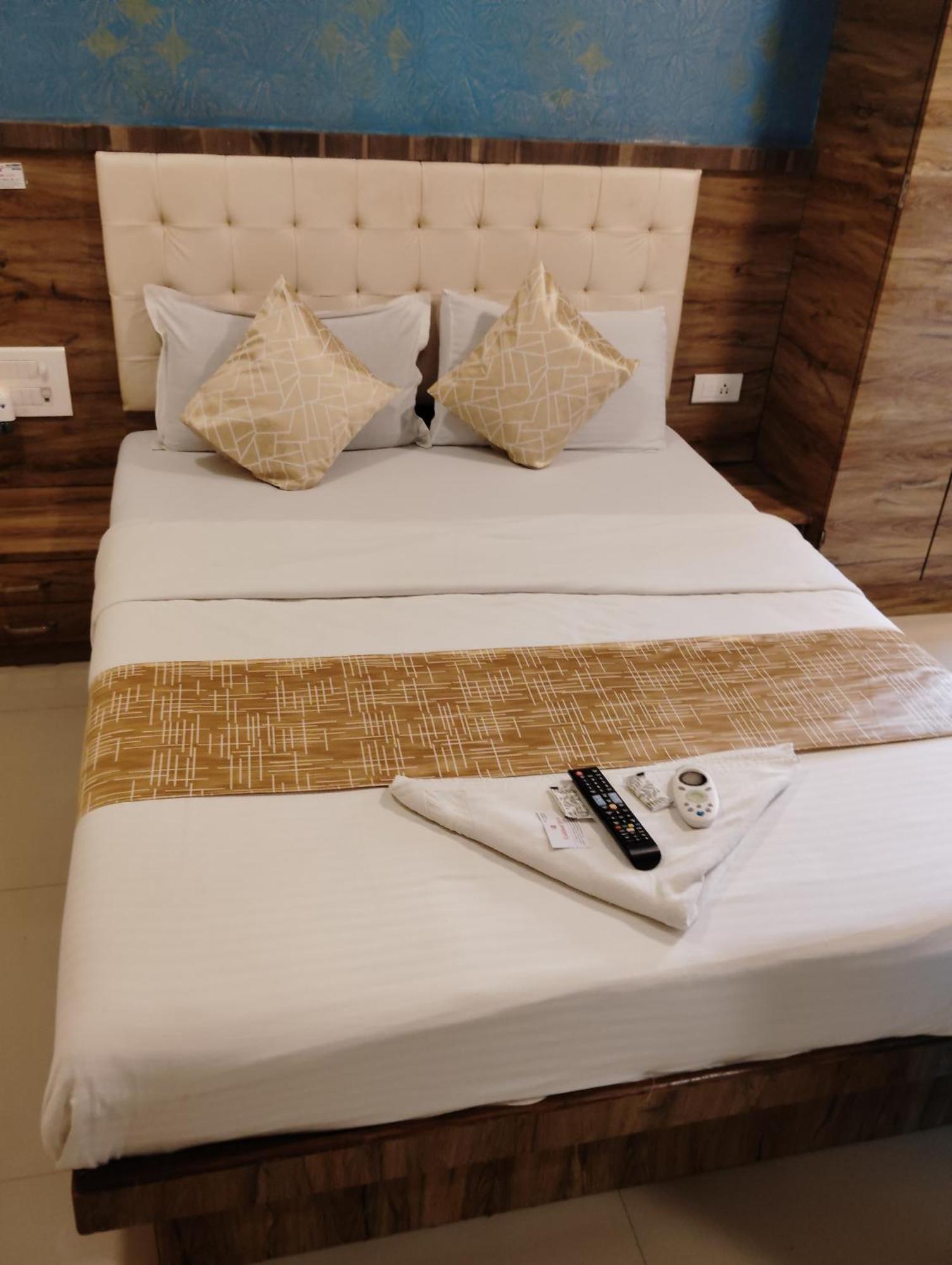 Hotel Crystal Park Near Nesco Exhibition Center ムンバイ エクステリア 写真