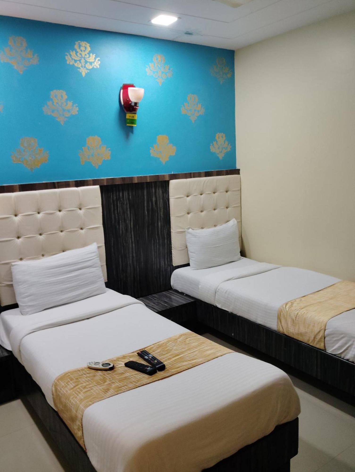 Hotel Crystal Park Near Nesco Exhibition Center ムンバイ エクステリア 写真