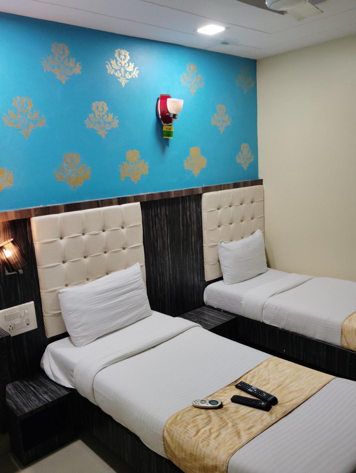 Hotel Crystal Park Near Nesco Exhibition Center ムンバイ エクステリア 写真