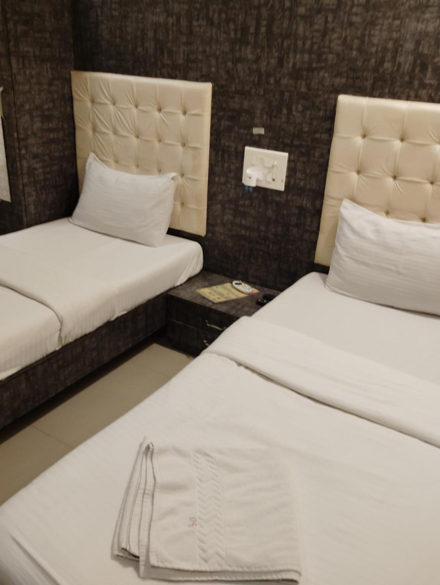 Hotel Crystal Park Near Nesco Exhibition Center ムンバイ エクステリア 写真