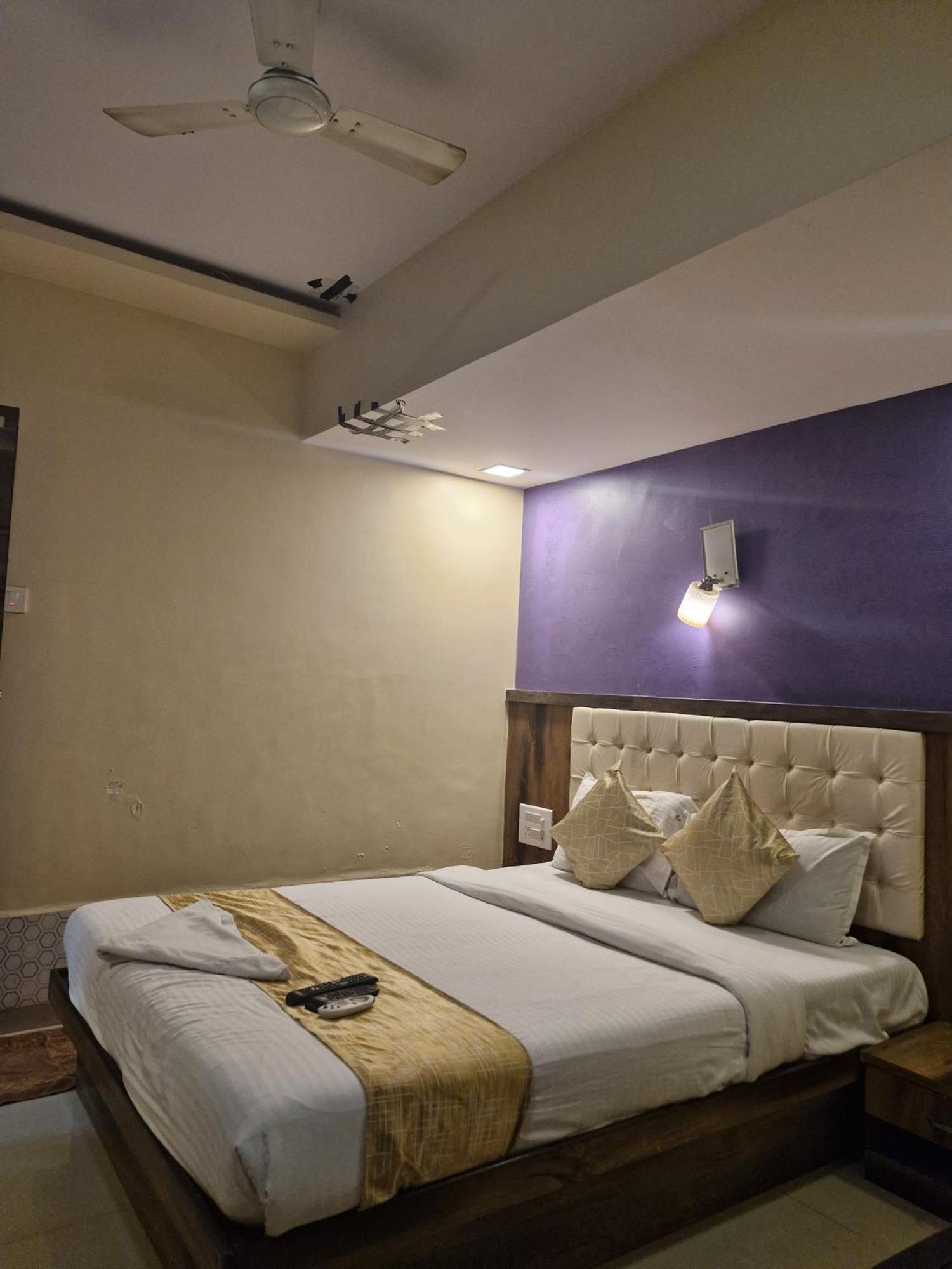 Hotel Crystal Park Near Nesco Exhibition Center ムンバイ エクステリア 写真